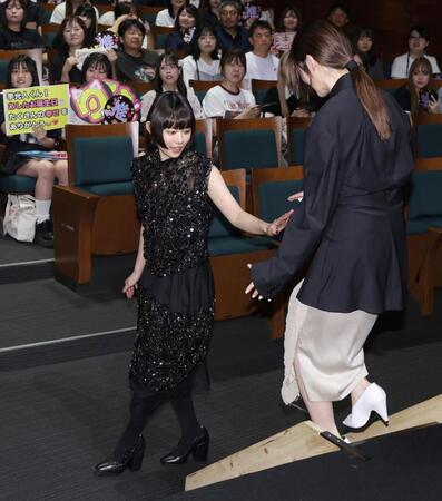 　南琴奈（右）をエスコートする杉咲花（撮影・棚橋慶太）