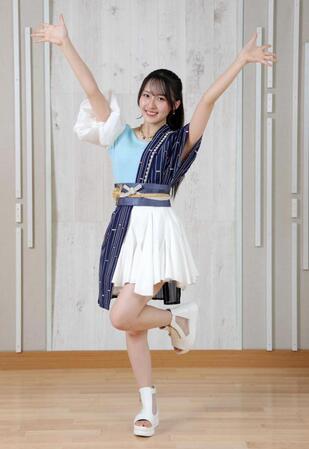 　笑顔でポーズをとる植村葉純（撮影・西岡正）