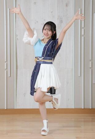 笑顔でポーズを決めるロージークロニクルの植村葉純＝東京・高輪のアップフロント（撮影・西岡正）