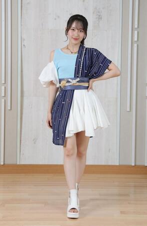 ポーズを決めるロージークロニクルの植村葉純＝東京・高輪のアップフロント（撮影・西岡正）