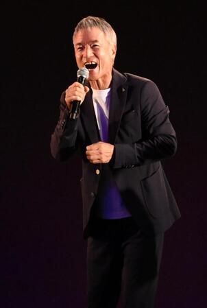 　熱唱する大平サブロー（撮影・高部洋祐）