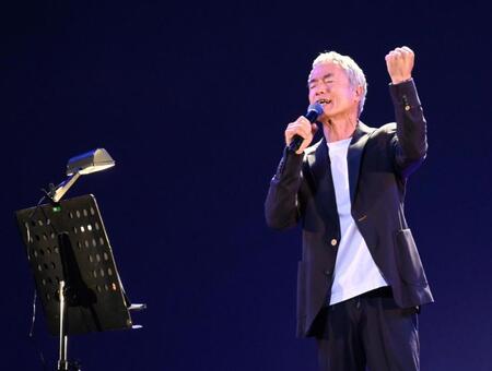 　熱唱する大平サブロー（撮影・高部洋祐）