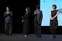 （右から）杉咲花、板垣李光人、筒井真理子をトークで笑わせるくるま（撮影・棚橋慶太）