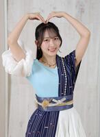 　笑顔でポーズをとる植村葉純（撮影・西岡正）