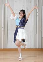 　笑顔でポーズをとる植村葉純（撮影・西岡正）