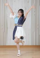 笑顔でポーズを決めるロージークロニクルの植村葉純＝東京・高輪のアップフロント（撮影・西岡正）