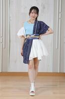 ポーズを決めるロージークロニクルの植村葉純＝東京・高輪のアップフロント（撮影・西岡正）