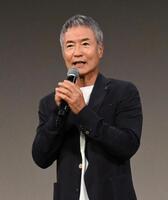 　あいさつする大平サブロー（撮影・高部洋祐）