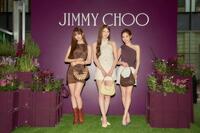 　特別ゲストとして来店したＮｉｚｉＵの（左から）ＲＩＭＡ、ＡＹＡＫＡ、ＭＡＫＯ