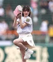 　始球式を務めるＦＲＵＩＴＳ　ＺＩＰＰＥＲ・鎮西寿々歌＝１１日