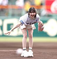 　始球式を務めたＦＲＵＩＴＳ　ＺＩＰＰＥＲ・鎮西寿々歌＝１１日