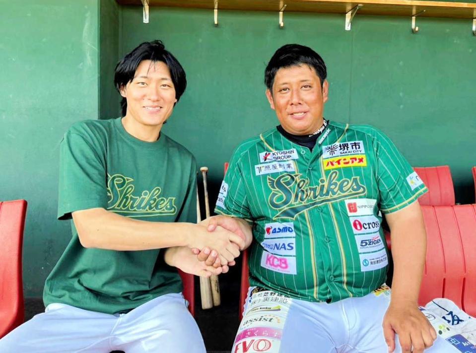 　ファーストピッチセレモニーで“対決”した松谷鷹也（左）と山本翔也氏