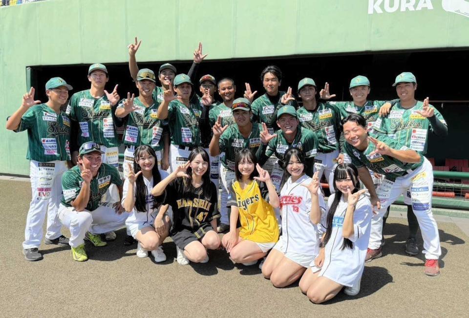 　堺シュライクスのメンバーと記念撮影するＫＯＢｅｒｒｉｅＳ♪