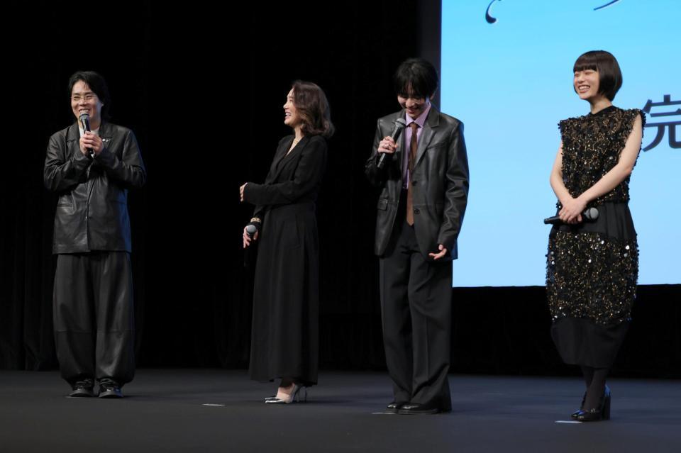 （右から）杉咲花、板垣李光人、筒井真理子をトークで笑わせるくるま（撮影・棚橋慶太）