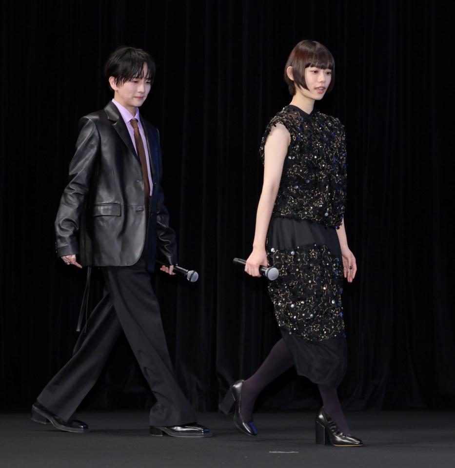 　登壇する杉咲花（右）と板垣李光人（撮影・棚橋慶太）