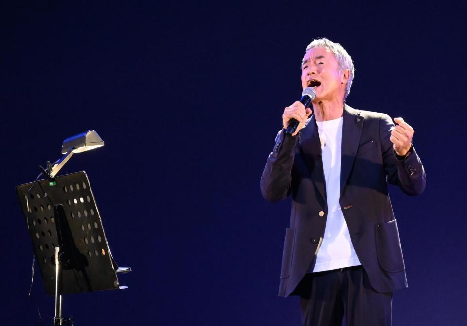 　熱唱する大平サブロー（撮影・高部洋祐）