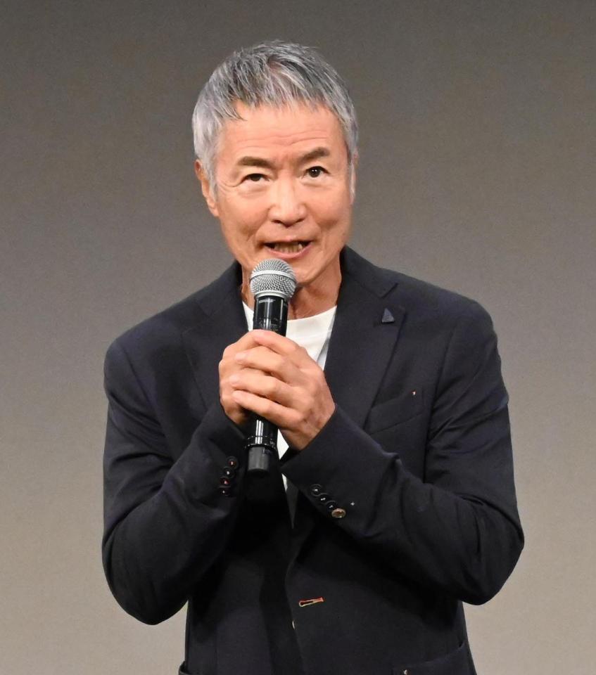 　あいさつする大平サブロー（撮影・高部洋祐）