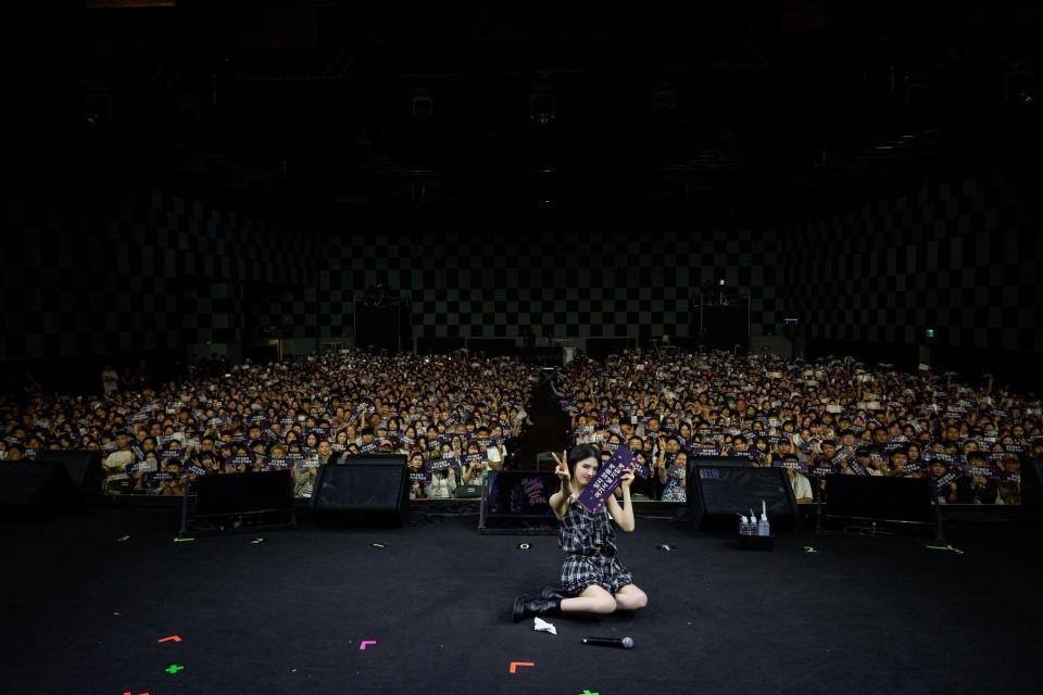 　韓国芸能プロダクション・９ＡＴＯエンターテインメントの公式Ｘ＠９ａｔｏｅｎｔより　台北のファンと記念撮影したハン・ソヒ