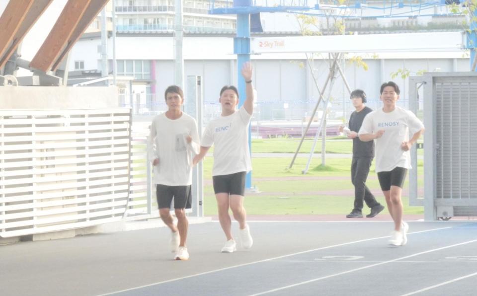 　ジョギングで登場した大迫傑選手（左）とジャングルポケット