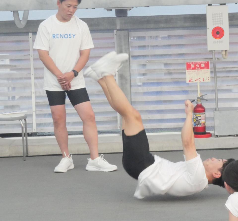 　イベントに参加した親子20組の前で得意の「背中ジャンプ」を披露するジャングルポケットの太田博久（右）と見守るおたけ