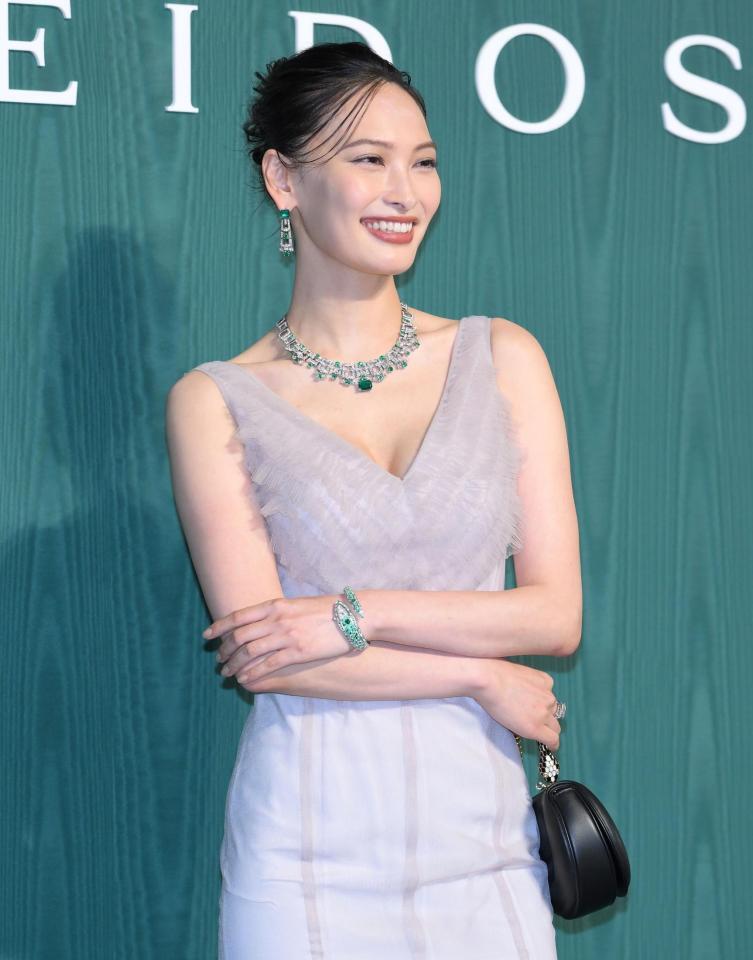 　ブルガリの展覧会に登場した大政絢（撮影・伊藤笙子）