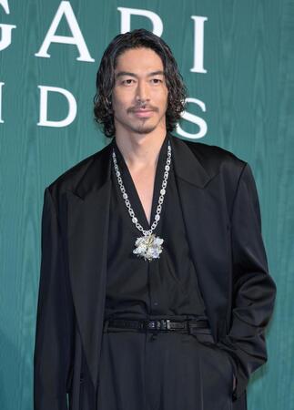 　ブルガリの展覧会に登場したＥＸＩＬＥ　ＡＫＩＲＡ（撮影・伊藤笙子）