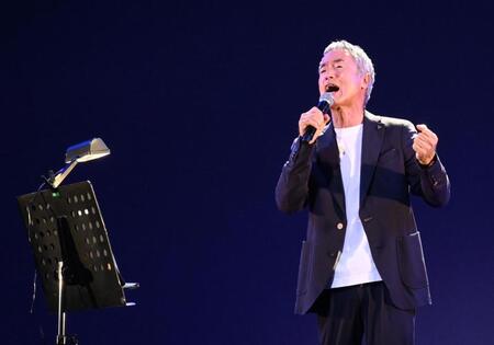 　熱唱する大平サブロー（撮影・高部洋祐）