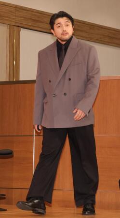 　登壇するＫｉｎｇ　Ｇｎｕの井口理（撮影・西岡正）