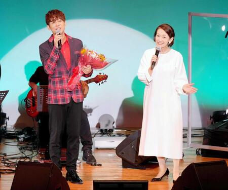 　岡田美里（右）とデュエットする松阪ゆうき