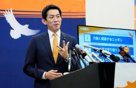 　記者会見で自民党総裁選への立候補を表明する小林元経済安保相＝１６日