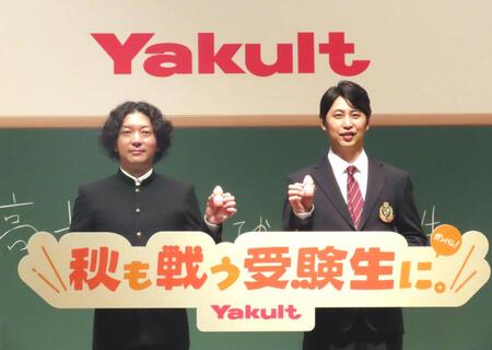 　受験生応援イベントに出席したニューヨークの屋敷裕政（右）と嶋佐和也