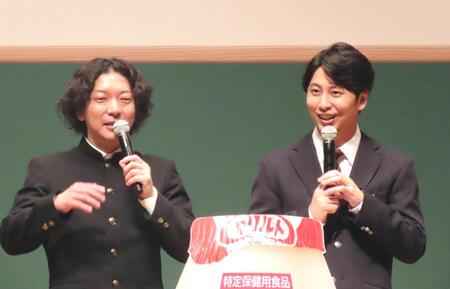 　受験生サプライズ応援出張授業に出席したニューヨークの嶋佐和也（左）と屋敷裕政