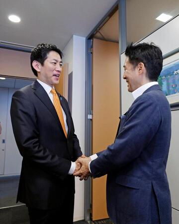 　自民党の塩崎彰久氏（右）を訪ね、総裁選の支持を求める小林元経済安保相