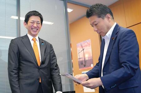 　自民党の本田太郎議員（右）を訪ね、総裁選の支持を求める小林元経済安保相