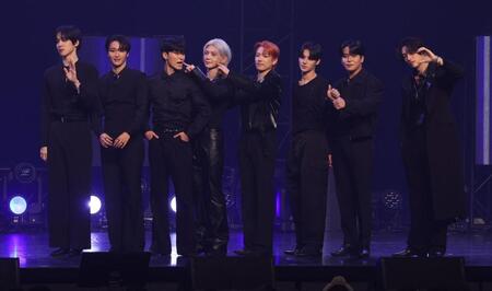 　ポーズをきめるＡＴＥＥＺ（左から）ＹＵＮＨＯ、ＳＥＯＮＧＨＷＡ、ＳＡＮ、ＹＥＯＳＡＮＧ、ＨＯＮＧＪＯＯＮＧ、ＷＯＯＹＯＵＮＧ、ＪＯＮＧＨＯ、ＭＩＮＧＩ（撮影・金田祐二）