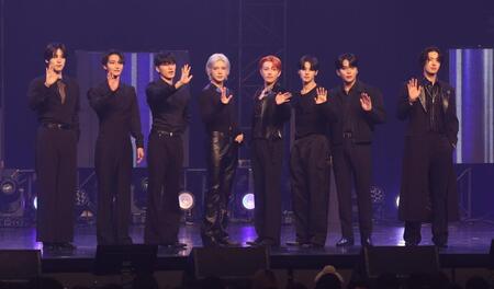 　ポーズをきめるＡＴＥＥＺ（左から）ＹＵＮＨＯ、ＳＥＯＮＧＨＷＡ、ＳＡＮ、ＹＥＯＳＡＮＧ、ＨＯＮＧＪＯＯＮＧ、ＷＯＯＹＯＵＮＧ、ＪＯＮＧＨＯ、ＭＩＮＧＩ（撮影・金田祐二）