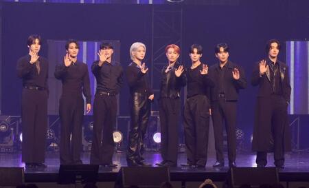 　ポーズをきめるＡＴＥＥＺ（左から）ＹＵＮＨＯ、ＳＥＯＮＧＨＷＡ、ＳＡＮ、ＹＥＯＳＡＮＧ、ＨＯＮＧＪＯＯＮＧ、ＷＯＯＹＯＵＮＧ、ＪＯＮＧＨＯ、ＭＩＮＧＩ（撮影・金田祐二）