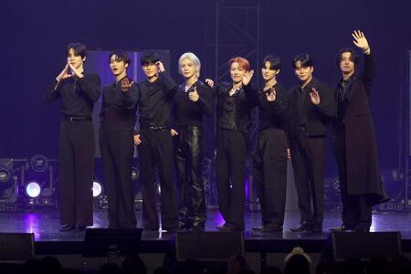 　ポーズをきめるＡＴＥＥＺ（左から）ＹＵＮＨＯ、ＳＥＯＮＧＨＷＡ、ＳＡＮ、ＹＥＯＳＡＮＧ、ＨＯＮＧＪＯＯＮＧ、ＷＯＯＹＯＵＮＧ、ＪＯＮＧＨＯ、ＭＩＮＧＩ（撮影・金田祐二）