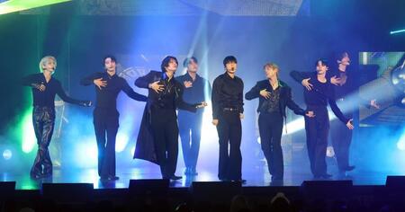 　歌とダンスで会場を盛り上げるＡＴＥＥＺ（撮影・金田祐二）