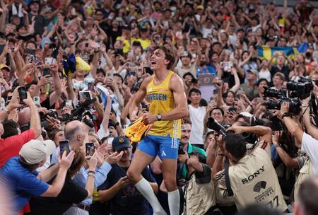 　世界記録を更新し歓喜のデュプランティス＝１５日