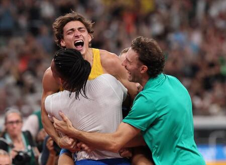 　世界記録を更新し歓喜のデュプランティス（奥）＝１５日