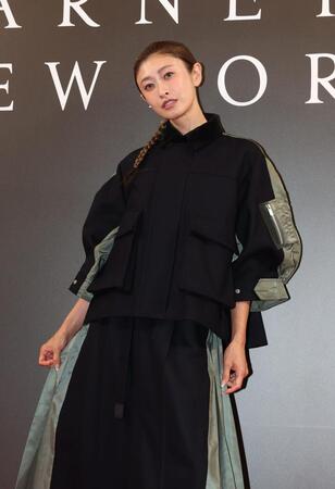 　ポーズをとる山田優（撮影・金田祐二）