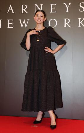 　エレガントにきめた朝比奈彩（撮影・金田祐二）