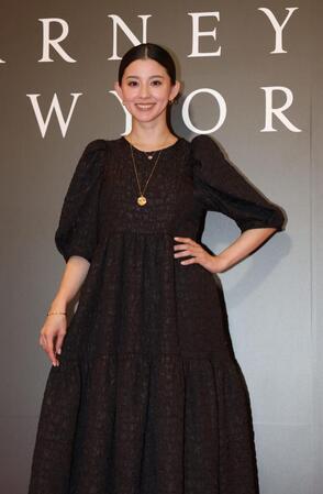 　ポーズをとる朝比奈彩（撮影・金田祐二）