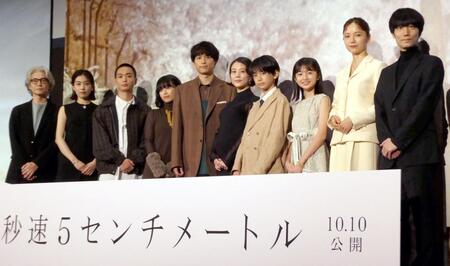 　（左から）吉岡秀隆、木竜麻生、青木柚、森七菜、松村北斗、高畑充希、上田悠斗、白山乃愛、宮﨑あおい、奥山由之監督