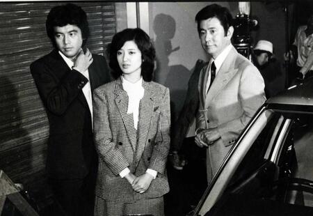 　１９８０年９月、引退記念ドラマ「赤い死線」の撮影入りのために顔を合わせた（左から）三浦友和、山口百恵さん、宇津井健さん