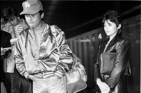 　１９８３年１月、正月をハワイで過ごし帰国した三浦友和、百恵さん夫妻