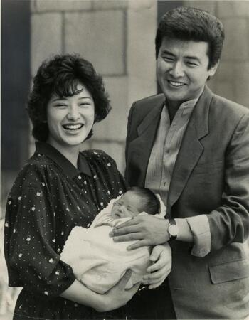 　１９８４年５月、長男・祐太朗をお披露目した三浦友和、百恵さん夫妻