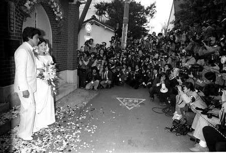 　１９８０年１１月、挙式した三浦友和と山口百恵さん