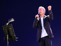 　熱唱する大平サブロー（撮影・高部洋祐）